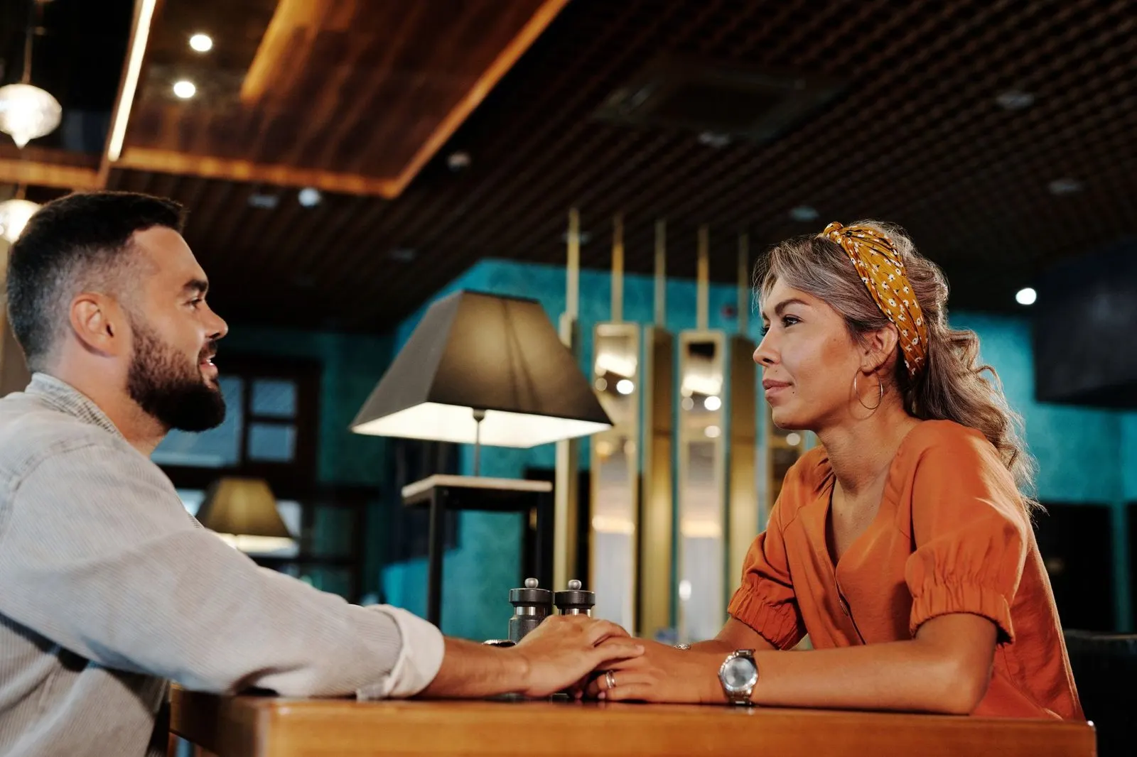 Pareja conversando en una cafetería, cómo enamorar a un Capricornio si soy Géminis
