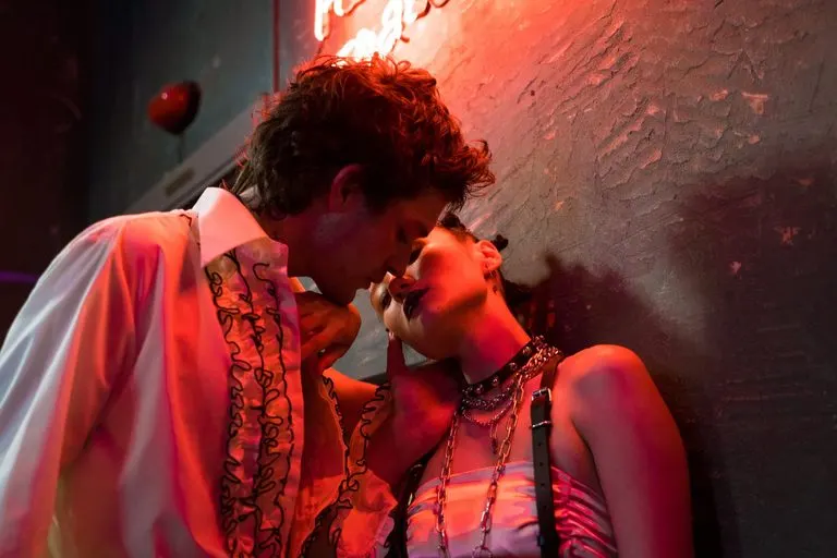 Cómo enamorar a un Escorpio si soy Aries: pareja mirándose con intensidad
