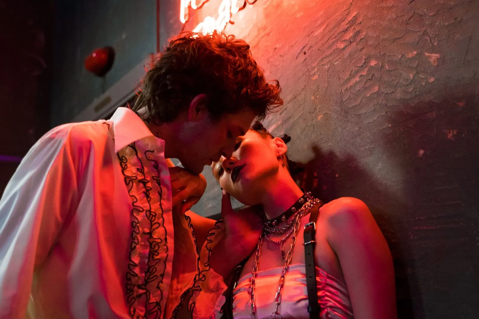 Cómo enamorar a un Escorpio si soy Aries: pareja mirándose con intensidad