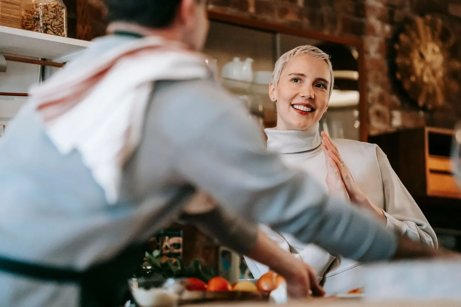 Mujer preparando una cena casera para su pareja, gesto de cuidado típico de Cáncer