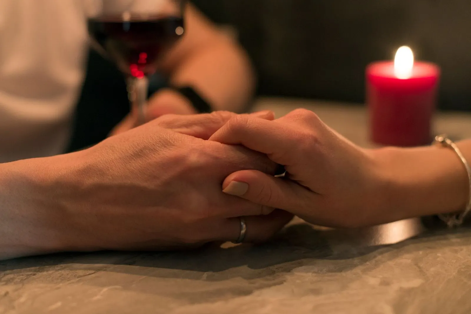 Pareja en una cena íntima a la luz de las velas, cómo enamorar a un Escorpio siendo Capricornio