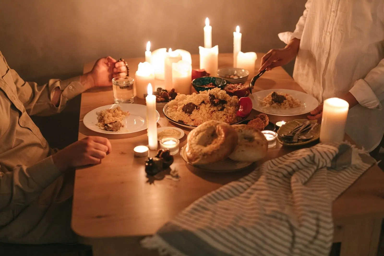 Pareja Leo y Escorpio cenando a la luz de las velas