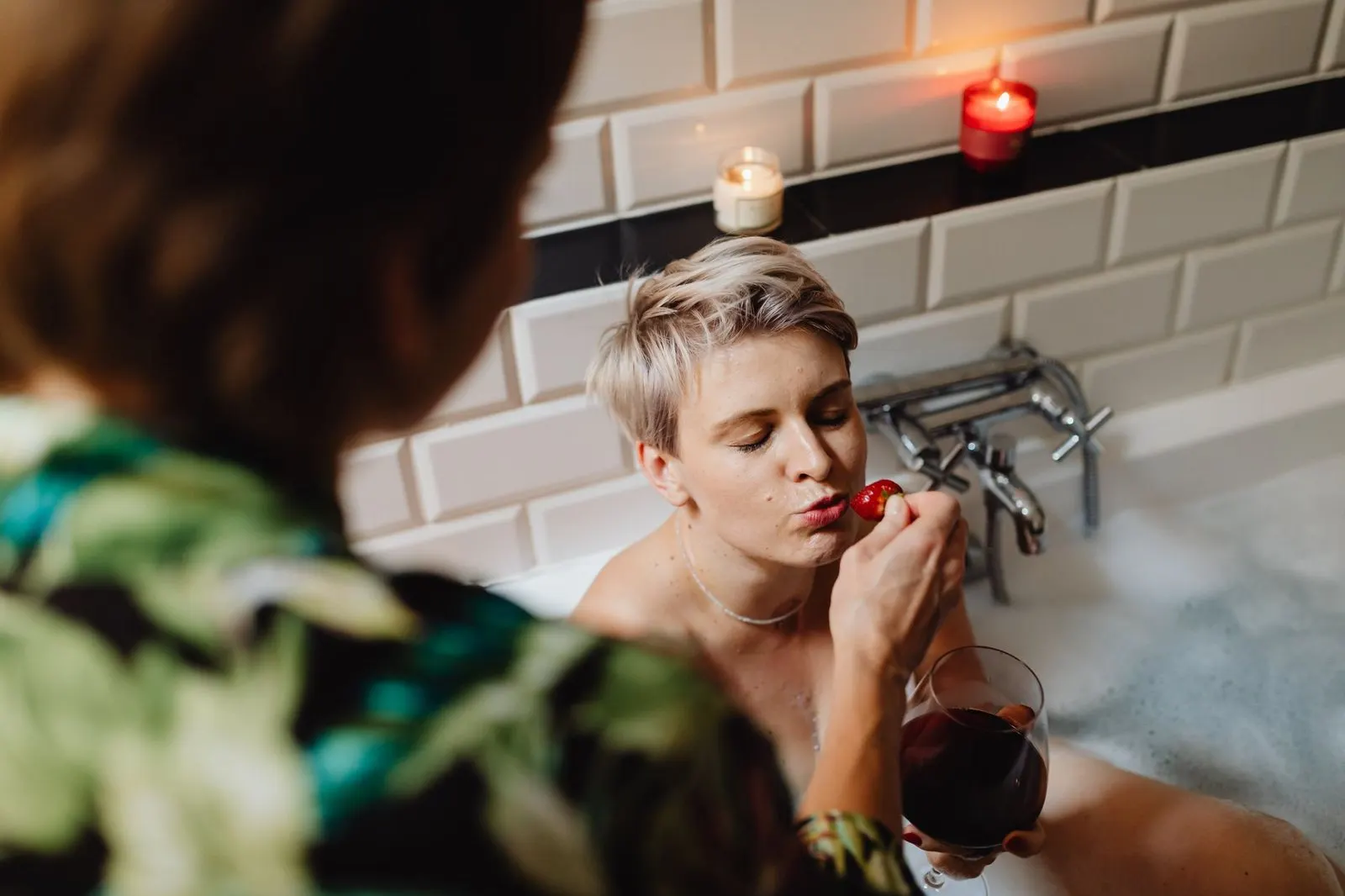 Baño con velas encendidas como ritual íntimo para la pareja Piscis y Escorpio