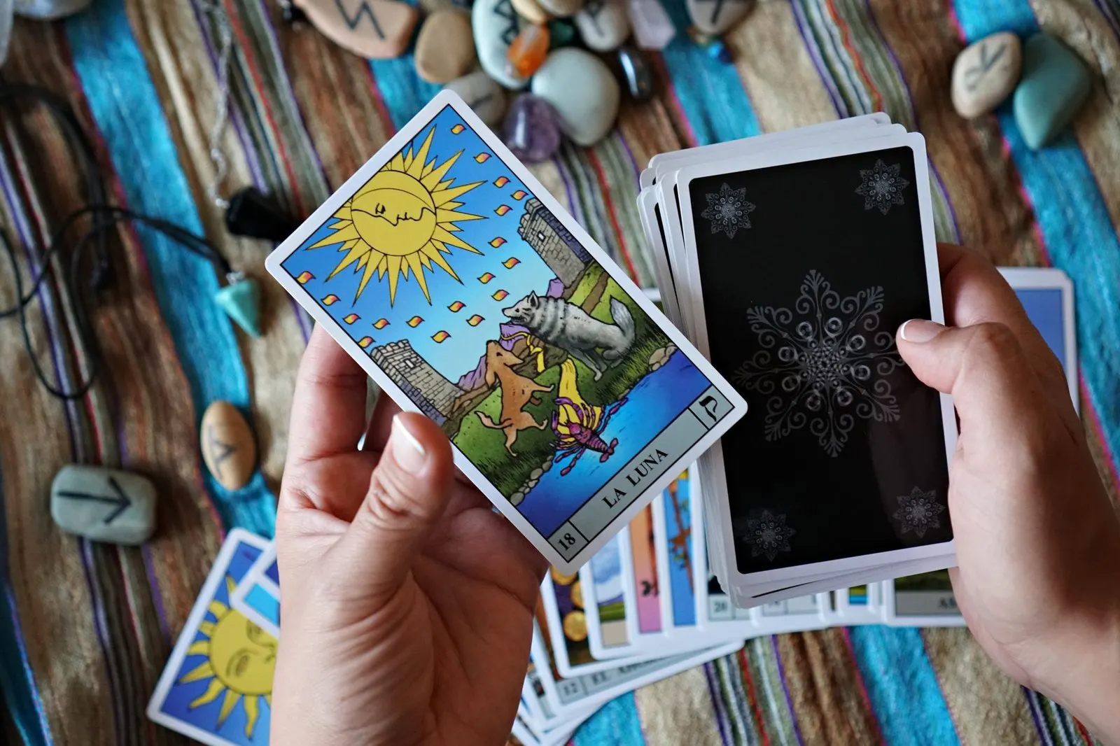 Manos de una pareja sobre cartas de tarot en una mesa de madera