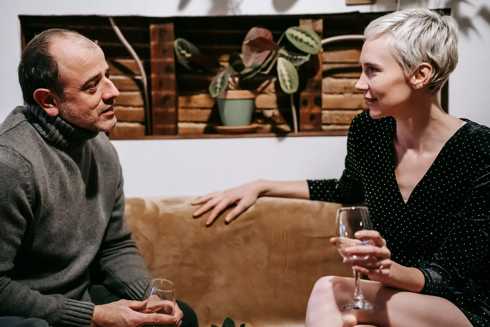 Pareja conversando de noche con calma, señal de confianza entre Escorpio y Tauro