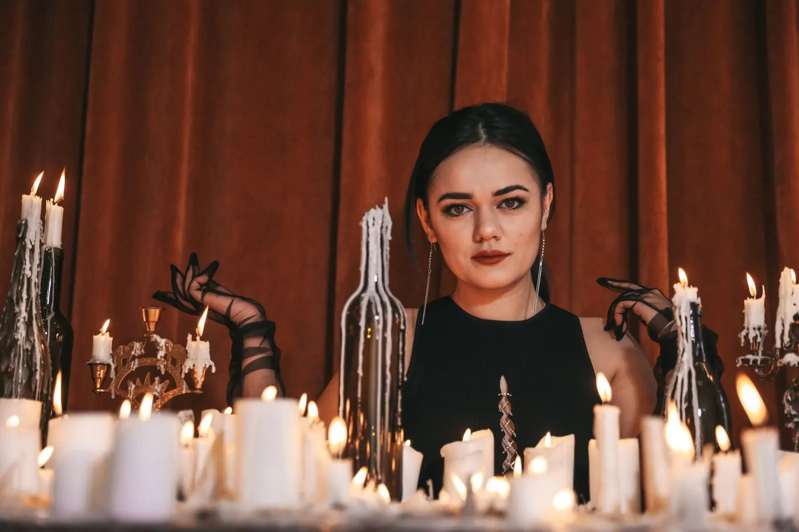 Mujer de mirada intensa a la luz de las velas, magnetismo Escorpio