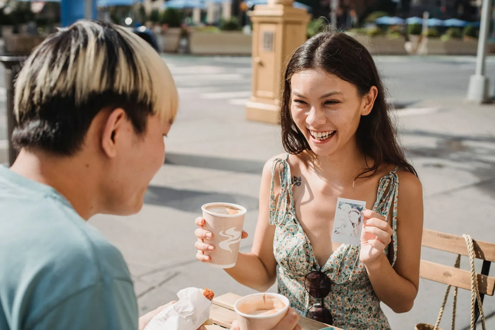 Pareja riendo en una cafetería: cómo enamorar a un Géminis siendo Escorpio