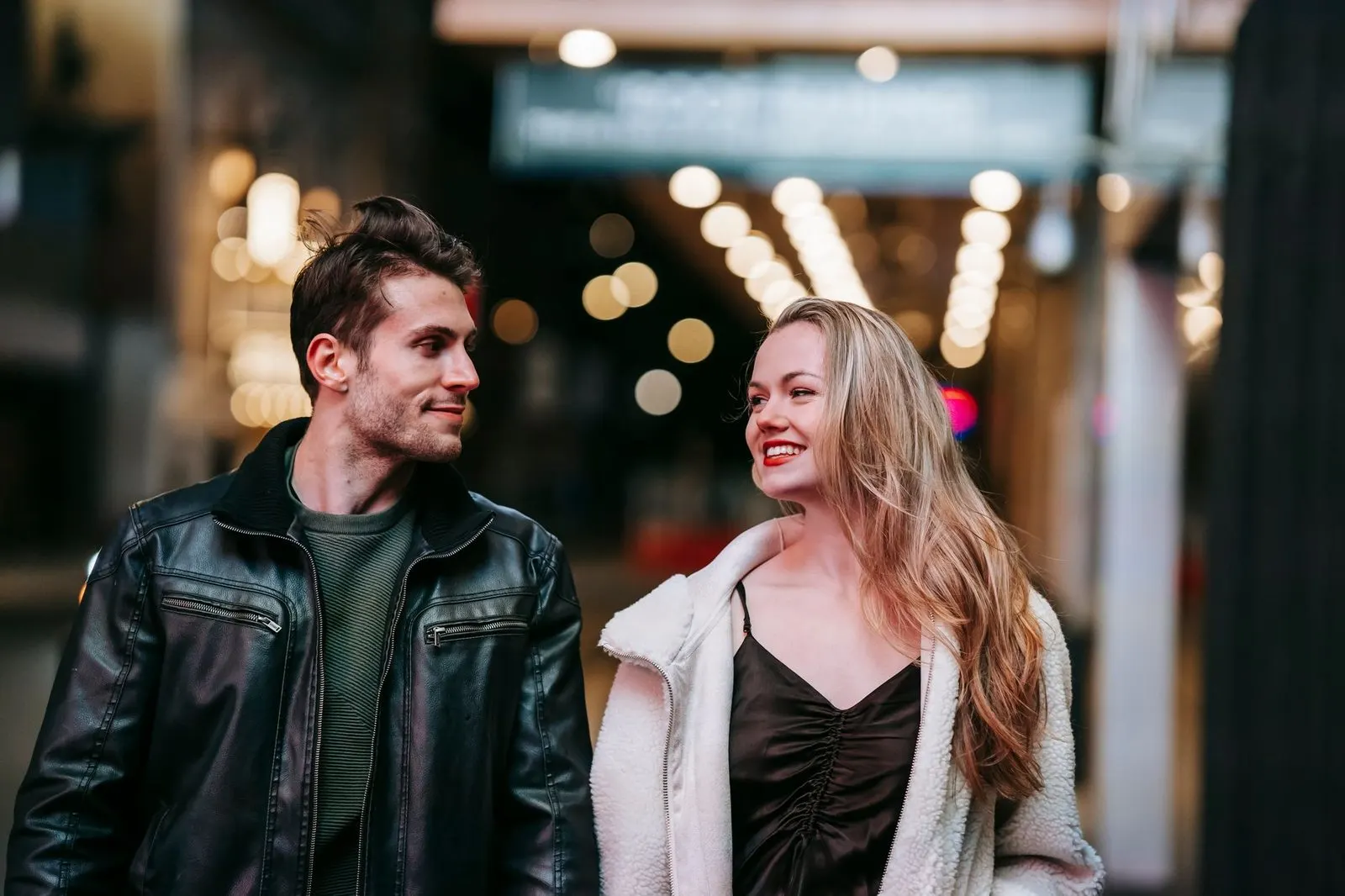Pareja joven paseando de noche por la ciudad, Libra y Géminis en el amor