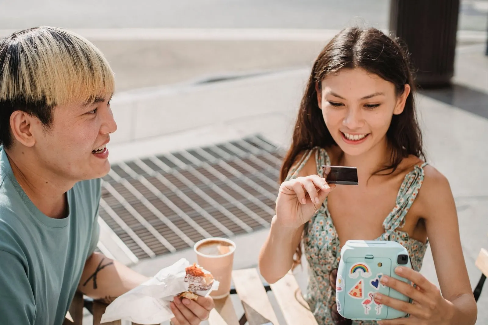 Pareja conversando y riendo en un café, cómo enamorar a un Géminis si soy Libra