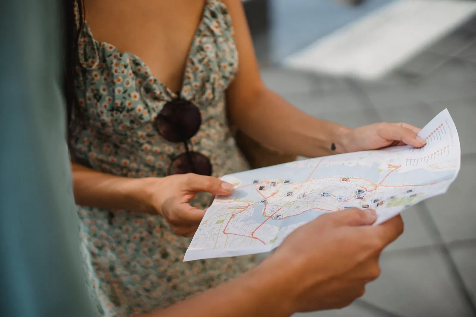 Pareja explorando una ciudad con un mapa, aventura compartida entre Sagitario y Géminis