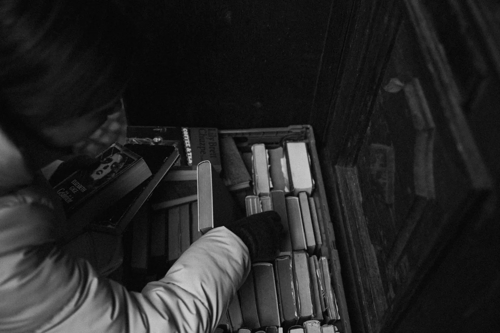 Mujer y hombre curioseando libros en una librería de segunda mano durante una cita