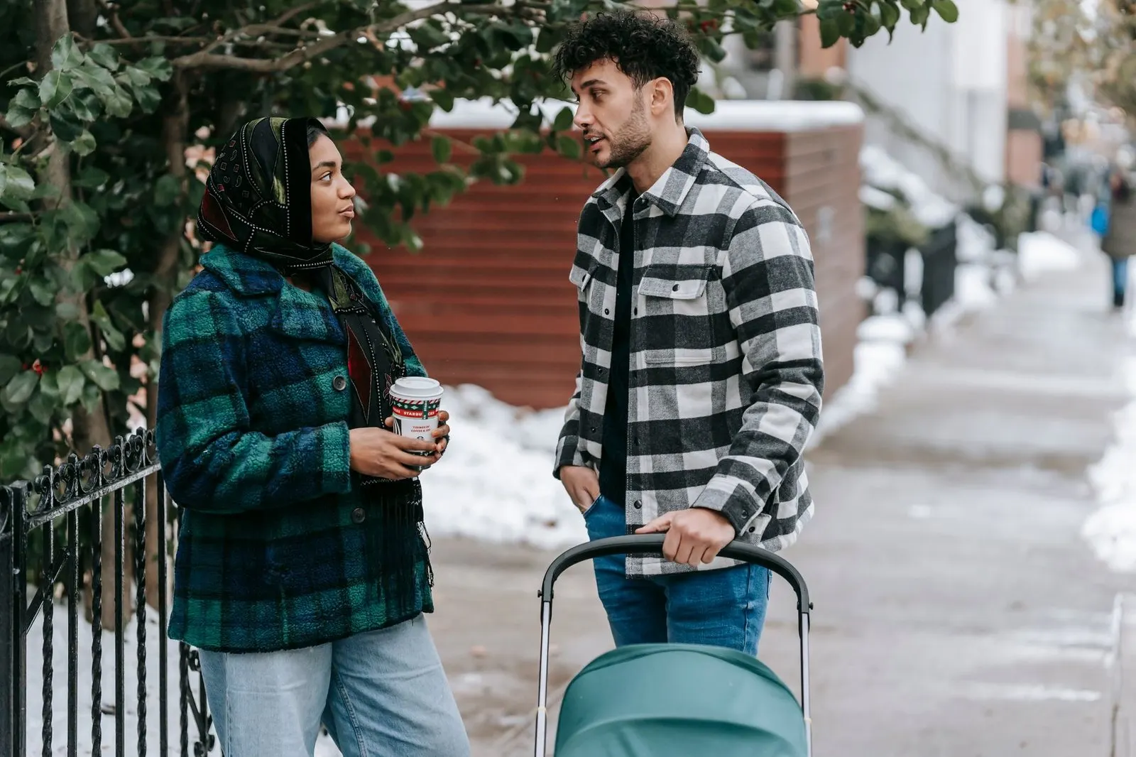 Pareja paseando por la ciudad mientras charla, reflejo de Virgo y Géminis en el amor