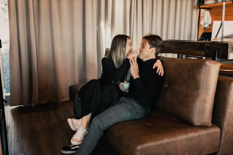 Pareja conversando y riendo en una cafetería, cómo enamorar a un Géminis si soy Virgo