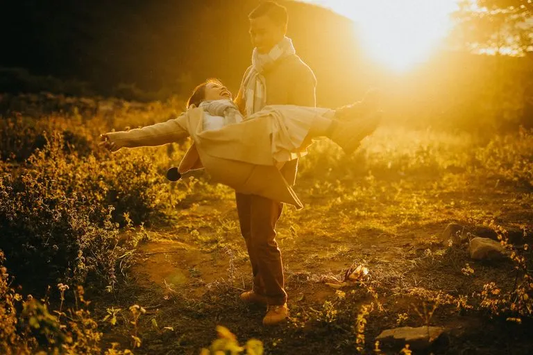 Cómo enamorar a un Leo si soy Acuario: claves reales Pareja riendo al atardecer, cómo enamorar a un Leo si soy Acuario
