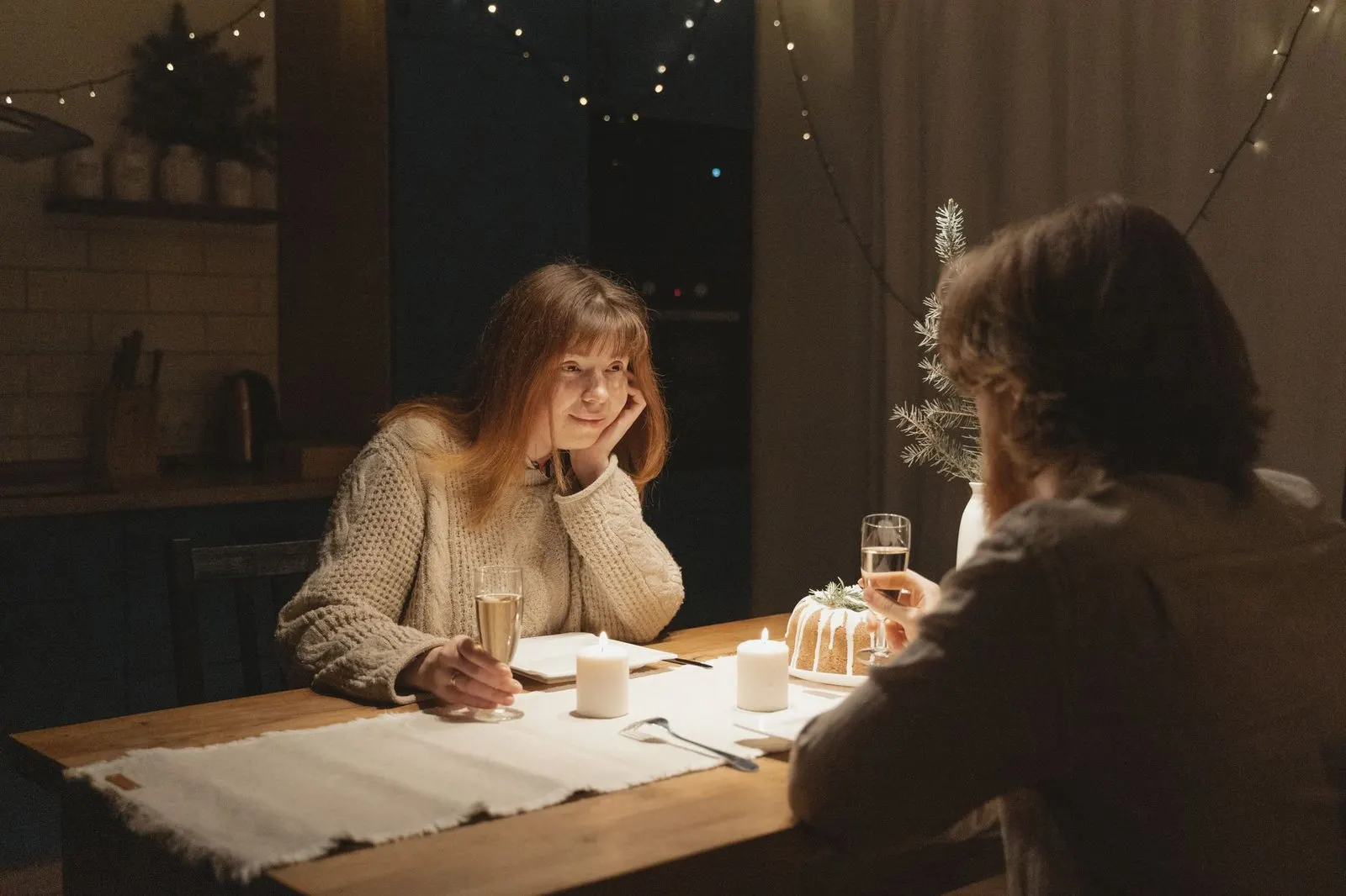 Cena romántica con velas, reflejo de la pasión de Aries y Leo en el amor