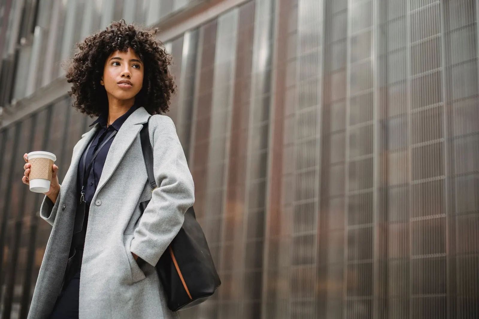 Mujer segura caminando por la ciudad, energía de Aries para conquistar a Leo