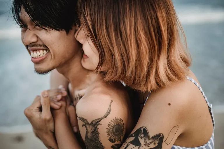 Pareja abrazada al atardecer, imagen sobre cómo enamorar a un Leo si soy Aries