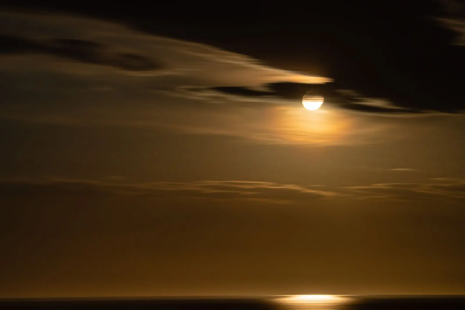 Luna llena sobre el mar en calma, símbolo del signo Cáncer y sus emociones
