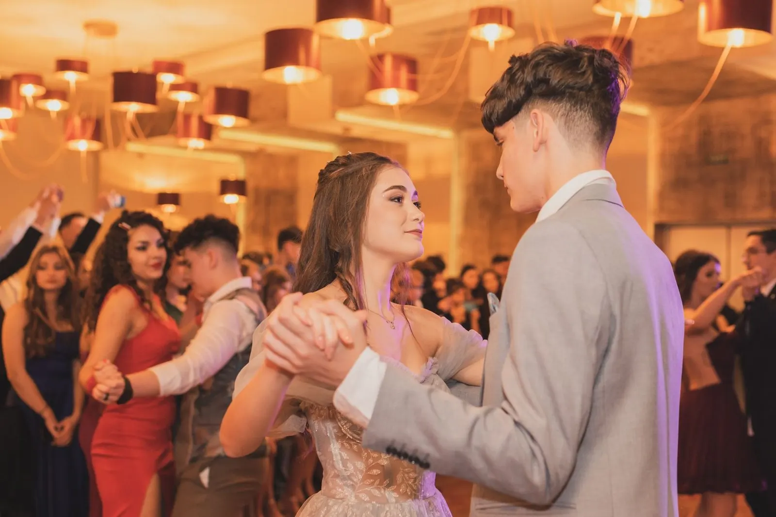 Pareja bailando en una fiesta nocturna, conquista entre un hombre Leo y Libra