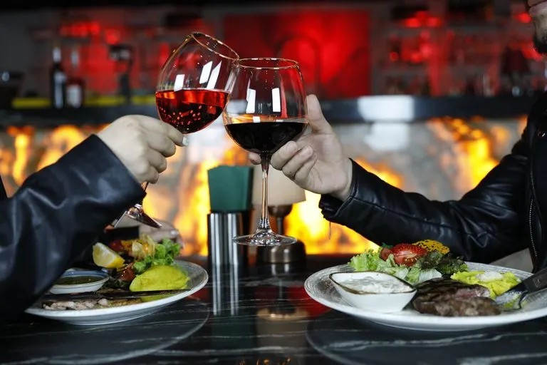 Cómo enamorar a un Leo si soy Libra: arte y brillo Pareja elegante en una cena romántica, cómo enamorar a un Leo si soy Libra