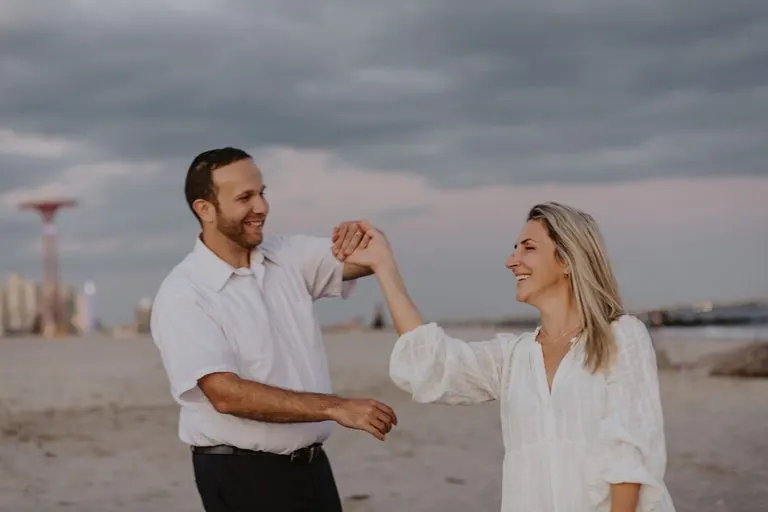 Pareja riendo al atardecer, imagen de cómo enamorar a un Leo si soy Sagitario