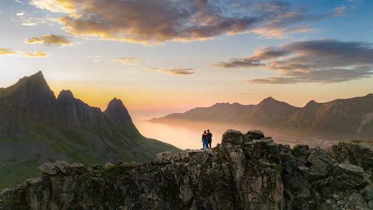 Pareja caminando al atardecer, cómo enamorar a un Sagitario si soy Cáncer
