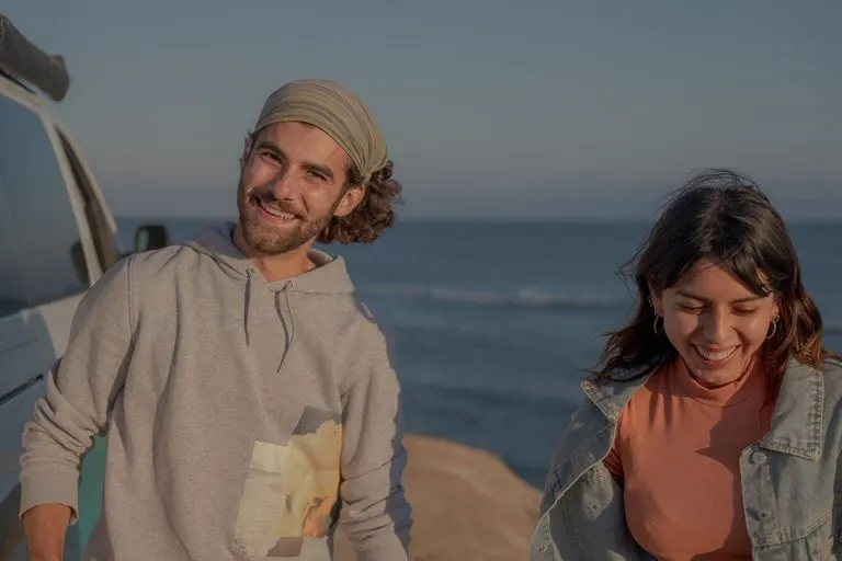 Pareja riendo en un viaje por carretera, cómo enamorar a un Sagitario si soy Escorpio