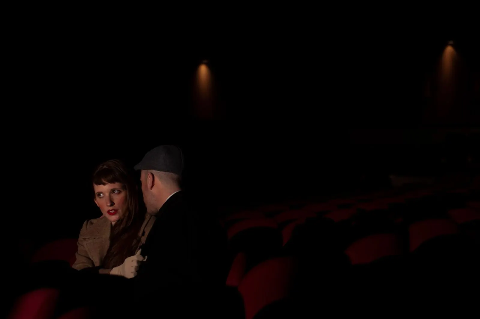Pareja conversando muy cerca a la luz cálida de una lámpara nocturna