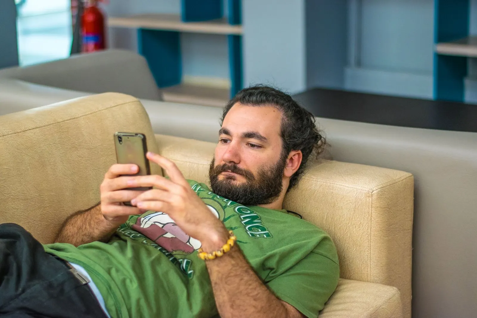 Joven leyendo un mensaje en el móvil sin decidir qué contestar