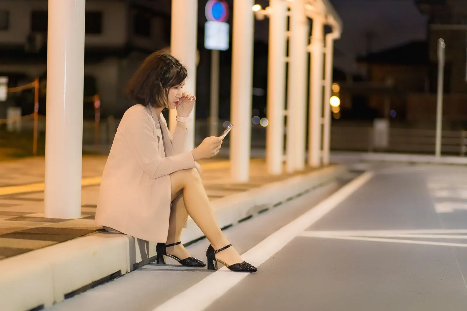 Mujer mirando el móvil esperando respuesta cuando Géminis te ignora