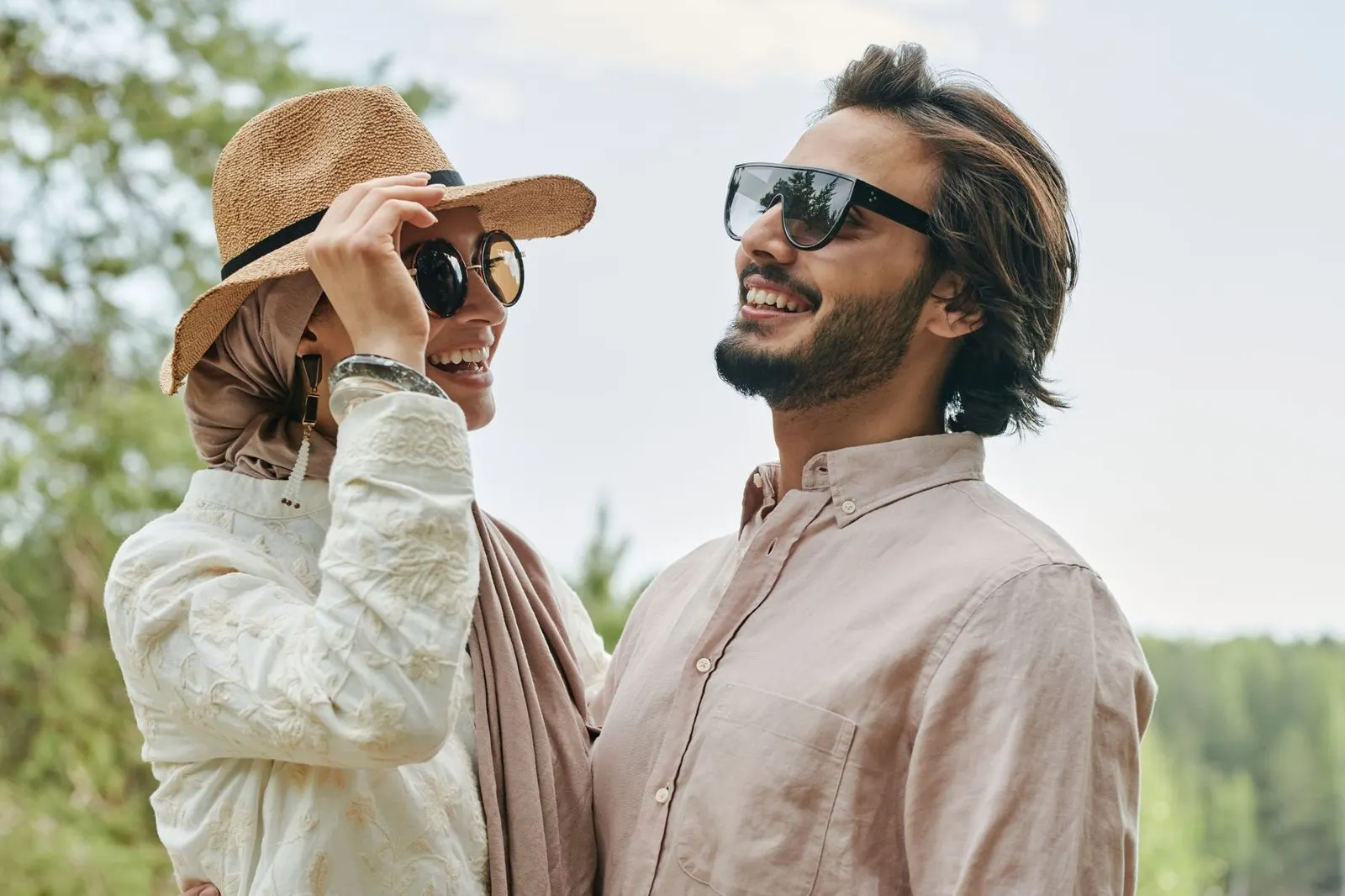 Hombre Aries cuando se enamora riendo con su pareja en una escapada
