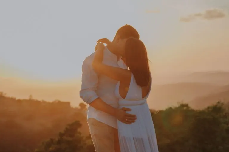 Hombre Aries y mujer Escorpio: compatibilidad real Pareja abrazada al atardecer que refleja la pasión entre hombre Aries y mujer Escorpio