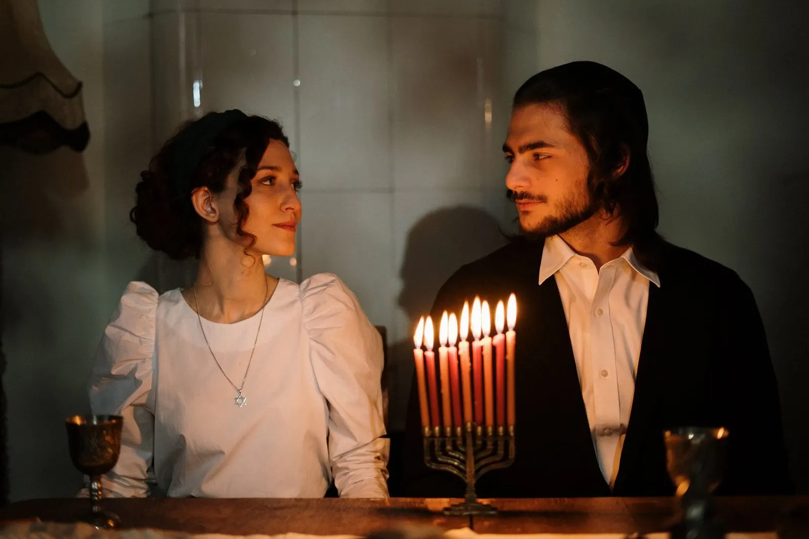 Ambiente íntimo con velas que refleja la química de Aries y Piscis