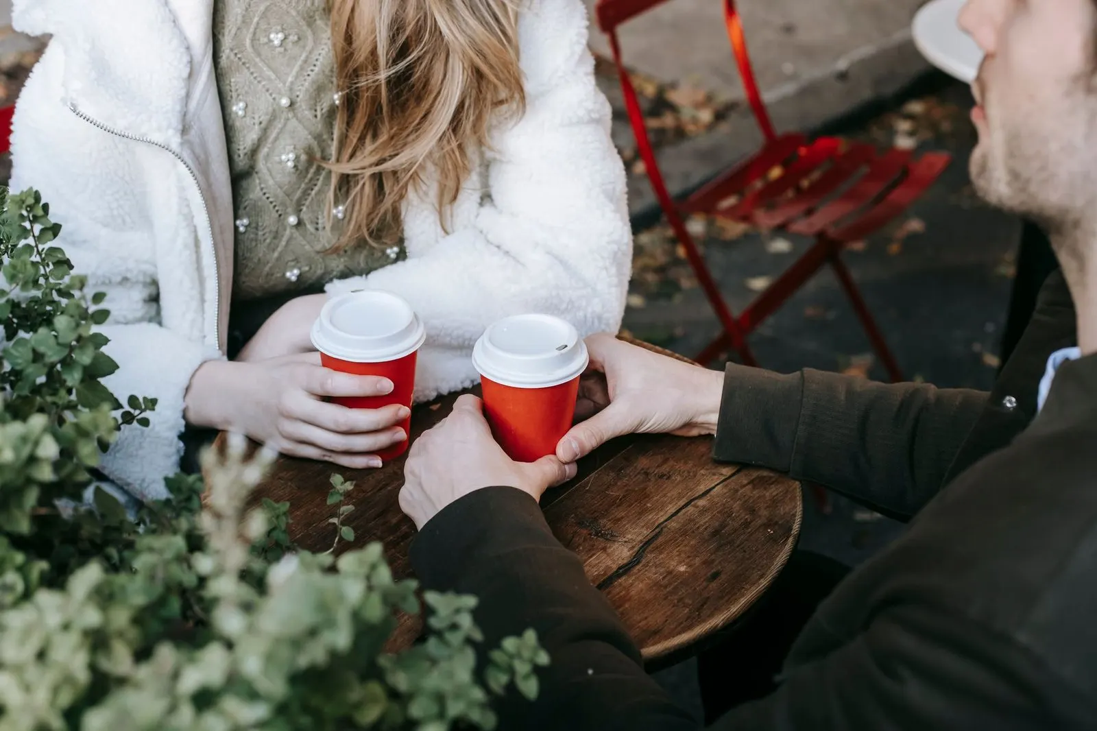 Mujer Piscis y hombre Aries conversando con calma para resolver un desacuerdo
