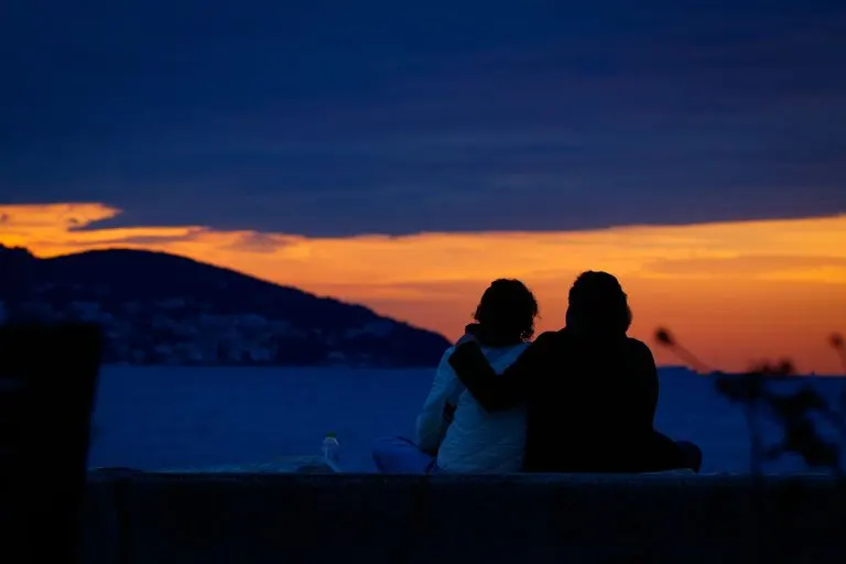 Hombre Cáncer y mujer Escorpio: ternura e intensidad Hombre Cáncer y mujer Escorpio abrazados junto al mar al atardecer