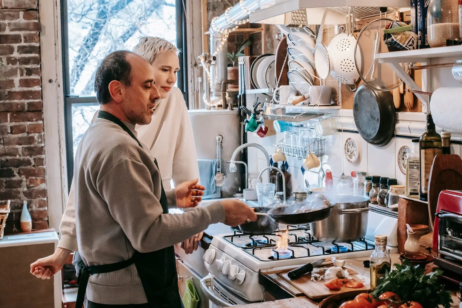 Pareja de hombre Cáncer y mujer Virgo cocinando juntos en casa