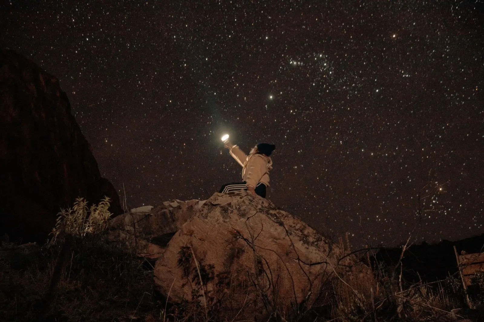 Mujer independiente contemplando el cielo estrellado, reflejo del carácter libre de Acuario
