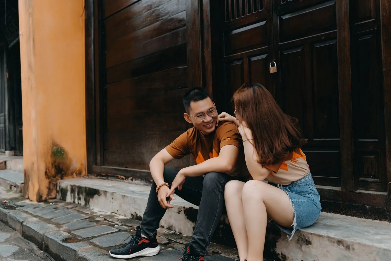 Pareja conversando y riendo de noche, complicidad entre Escorpio y Géminis
