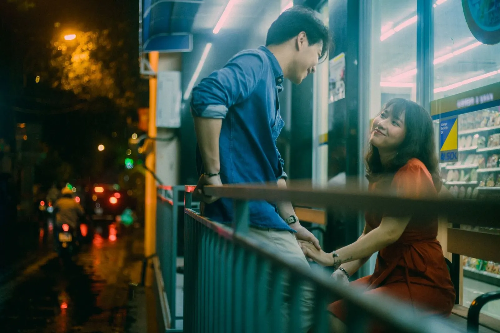 Hombre Leo y mujer Géminis riendo juntos durante una noche en la ciudad