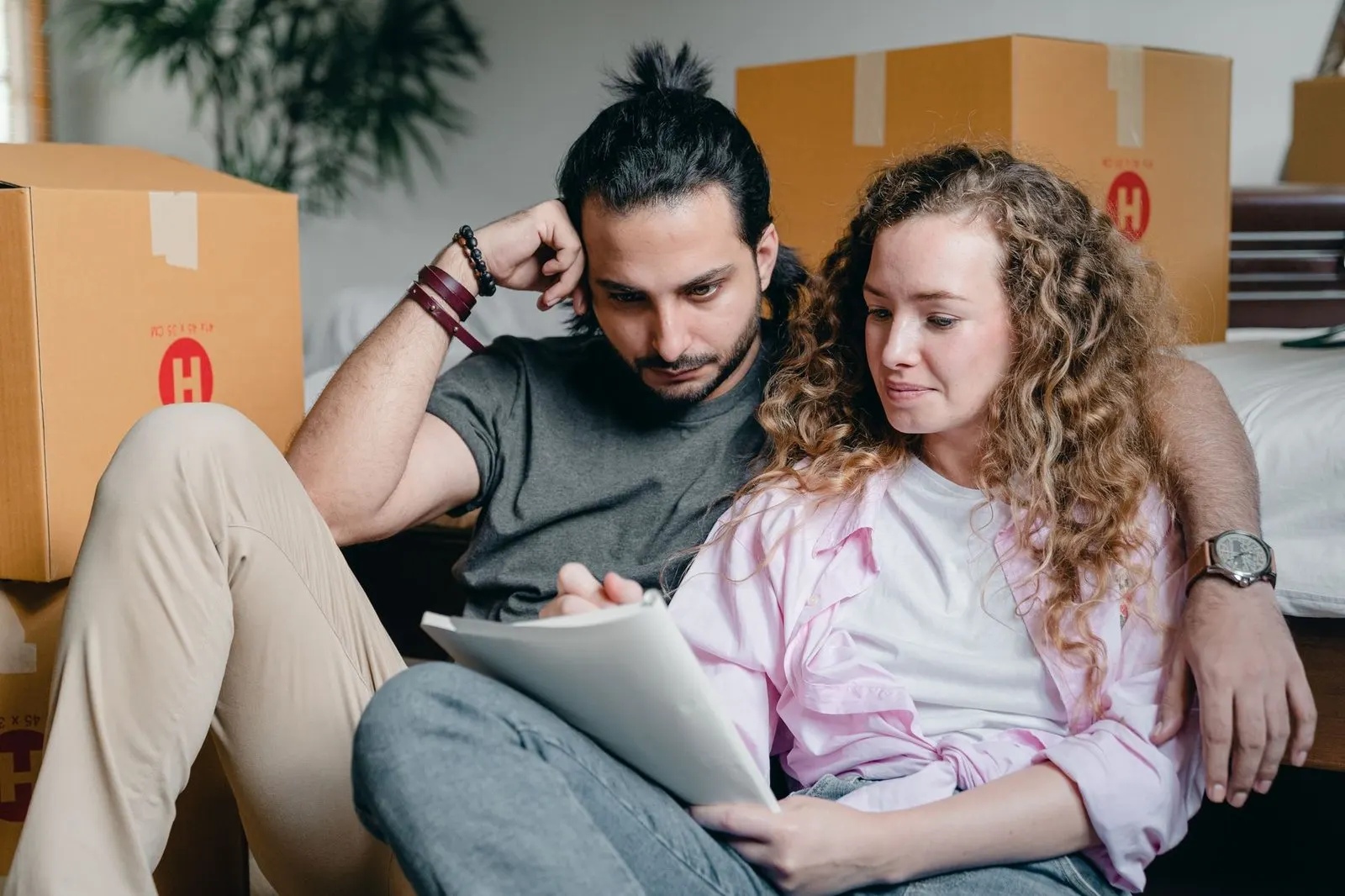Mujer Virgo y hombre Leo organizando juntos sus planes en casa con calma