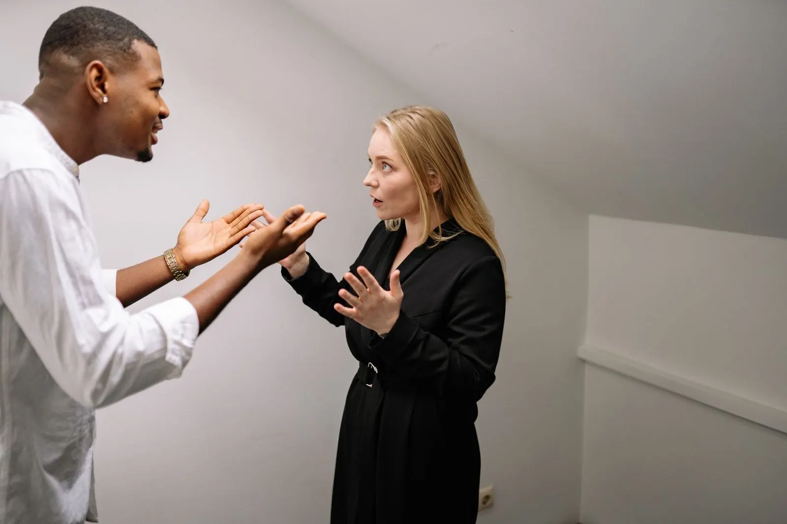 Pareja de mujer Aries y hombre Libra conversando con intensidad en casa