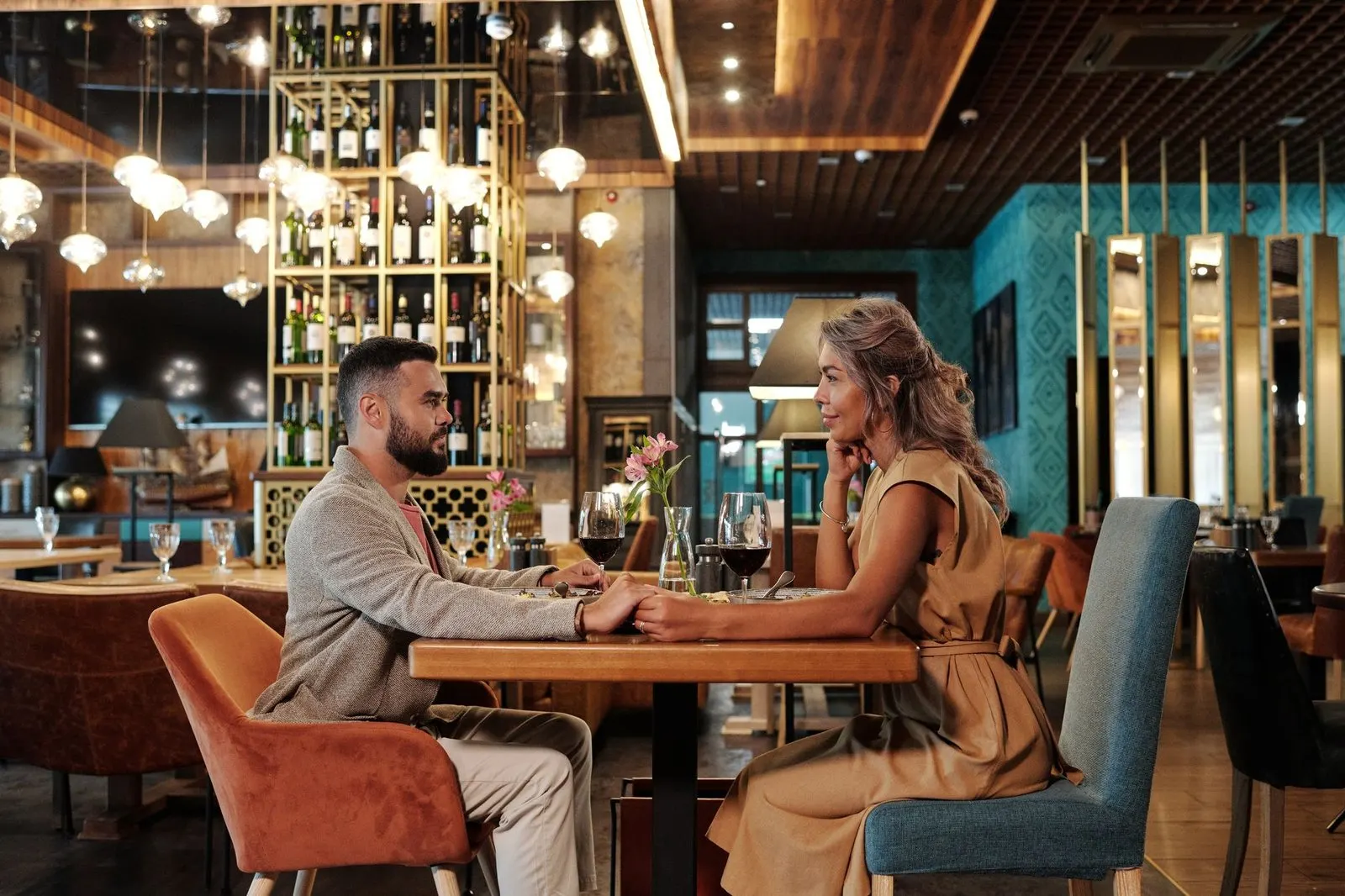 Hombre Libra y mujer Leo cenando a la luz de las velas con complicidad