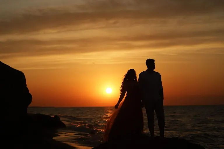 Hombre Libra y mujer Piscis: armonía y sensibilidad Hombre Libra y mujer Piscis abrazados frente al mar al atardecer