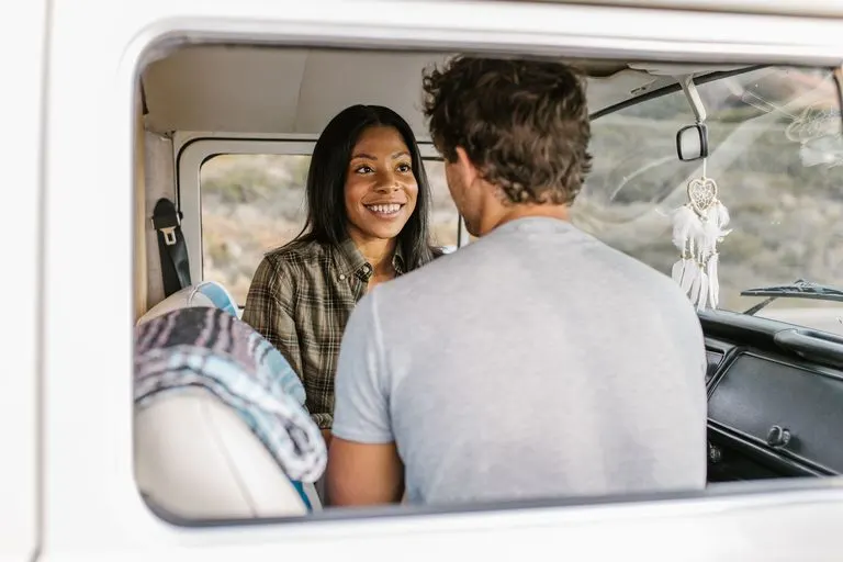Hombre Libra y mujer Sagitario: compatibilidad y aventura Pareja de hombre Libra y mujer Sagitario riendo durante un viaje por carretera