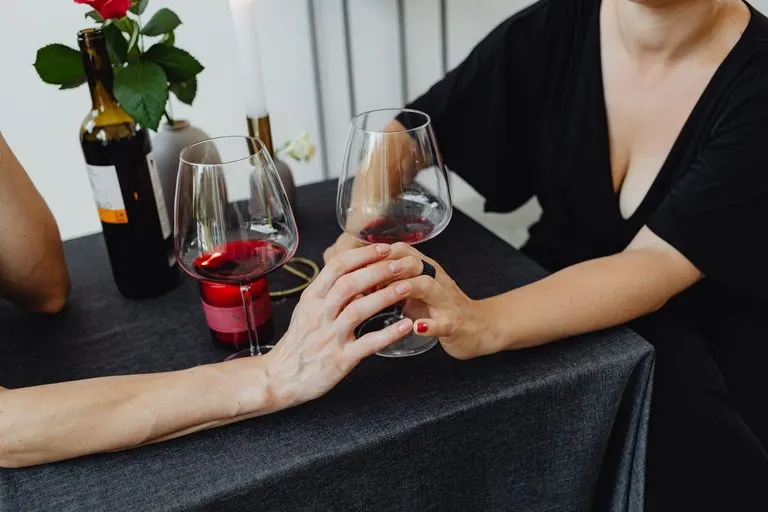 Hombre Libra y mujer Tauro disfrutando de una cena romántica a la luz de las velas