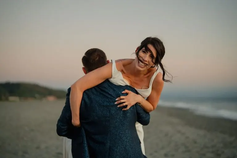 Hombre Tauro y mujer Aries: la calma y el impulso Pareja de hombre Tauro y mujer Aries riendo juntos al atardecer en el campo