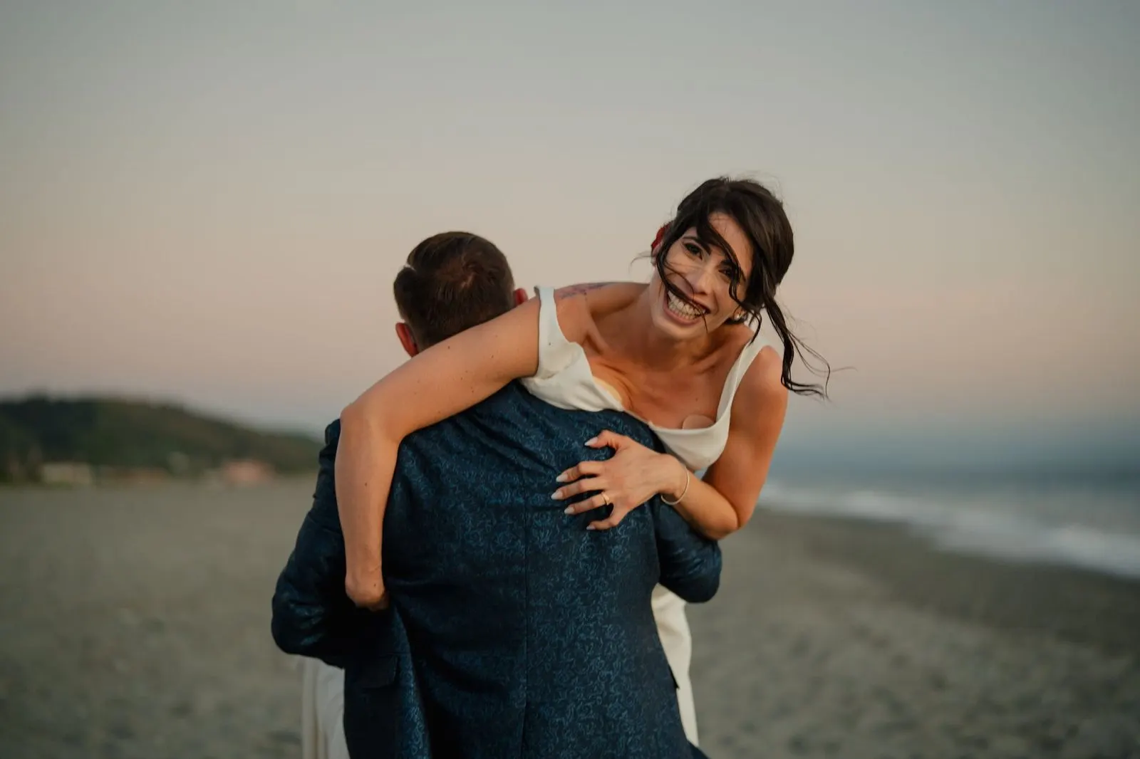 Pareja de hombre Tauro y mujer Aries riendo juntos al atardecer en el campo