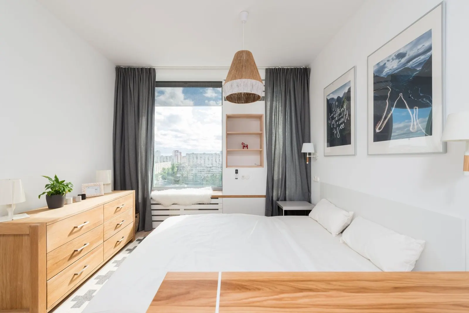 Dormitorio ordenado con luz suave de mañana, intimidad tranquila de Virgo y Cáncer