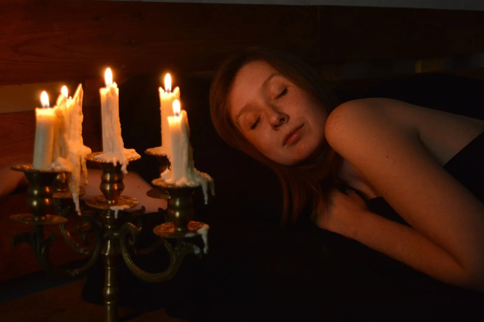 Pareja abrazada a la luz de las velas, intimidad entre Virgo y Escorpio