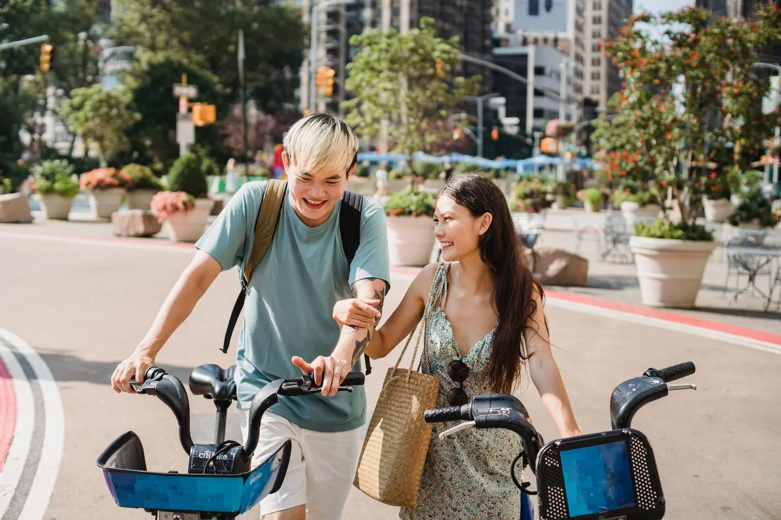 Hombre y mujer paseando y riendo por la ciudad, como una pareja Virgo y Géminis